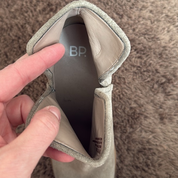 Women’s BP. Barris Block Heel Bootie size 10 US color ‘new light grey suede’ - Picture 3 of 4